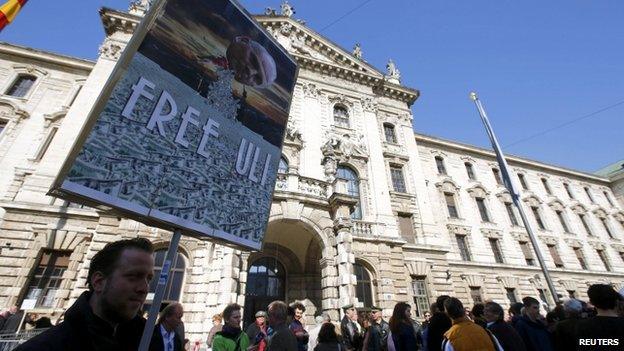 Fans outside the court (13 March 2014)