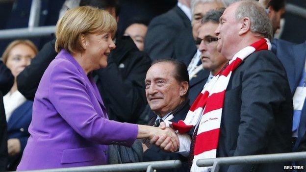 Angela Merkel shakes hands with Uli Hoeness (25 May 2013)