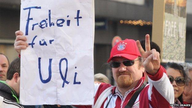 Fan holding up a Hoeness support message outside the court in Munich (13 March 2014)