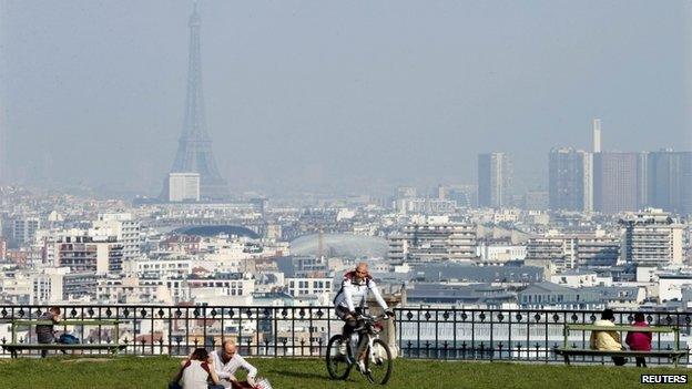 Paris covered in smog (13 March 2014)