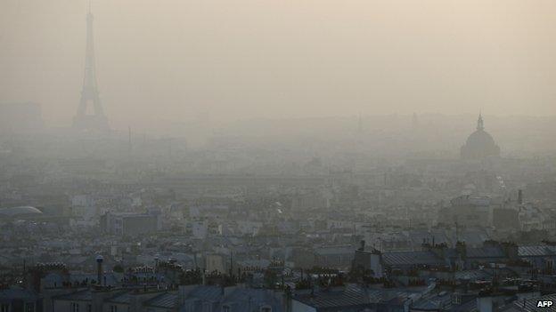 Paris covered in smog (11 March 2014)