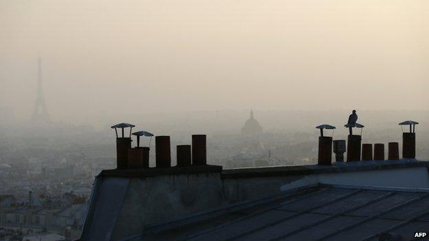 Paris covered in smog (11 March 2014)