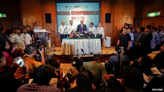 Malaysian PM Najib Razak (centre) at a news conference in Kuala Lumpur on 15 March 2014