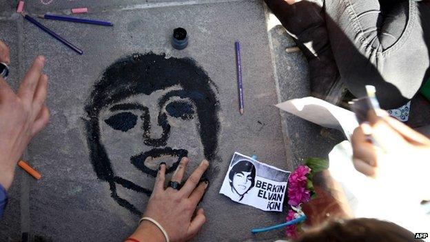 Children paint a portrait of Berkin Elvan in Ankara, 15 March 2014