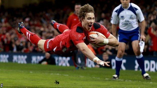 Liam Williams dives over to score Wales' first try