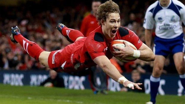 Liam Williams dives over to score Wales' first try