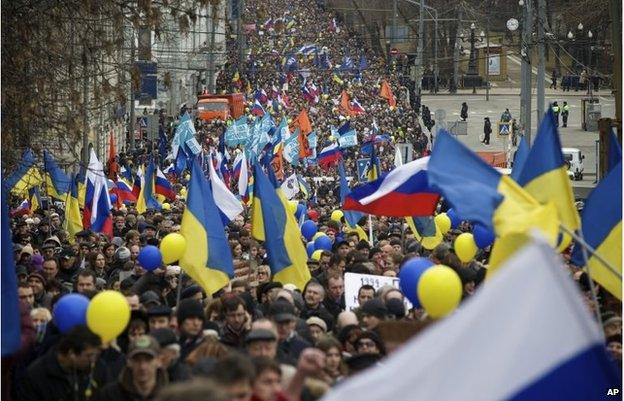 Demonstrators carrying Russian and Ukrainian flags march to oppose president Vladimir Putin's policies in Ukraine, in Moscow, March 15