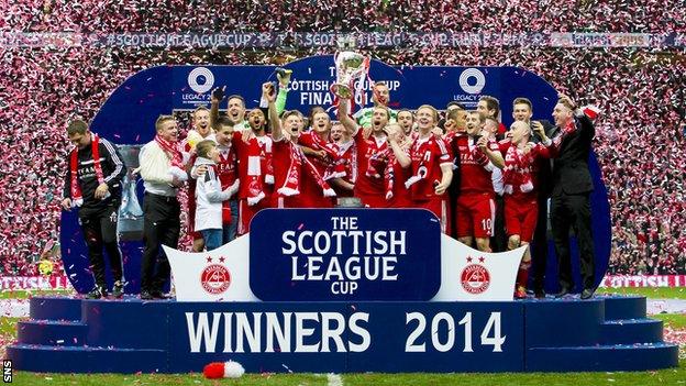 Aberdeen players celebrating with the Scottish League Cup