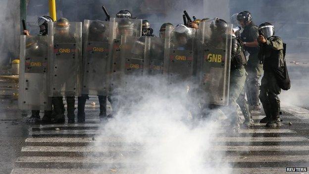 National Guards advance on anti-government protesters during clashes at Altamira square in Caracas on 16 March, 2014