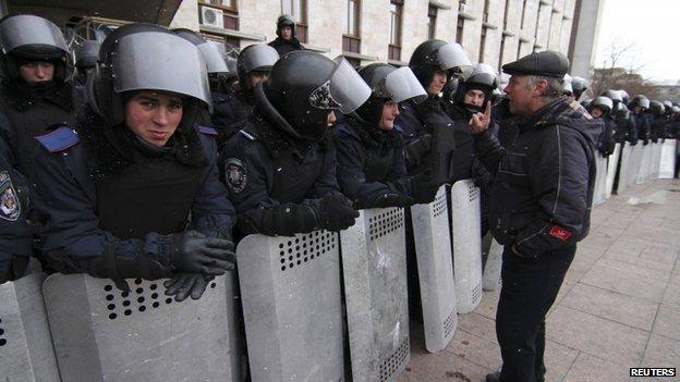 A pro-Russian supporter speaks to Ukrainian police during a rally outside the regional administration in Donetsk (17 March 2014)