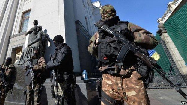 Ukrainian special troops stand guard in front of the parliament during a session in Kiev (17 March 2014)