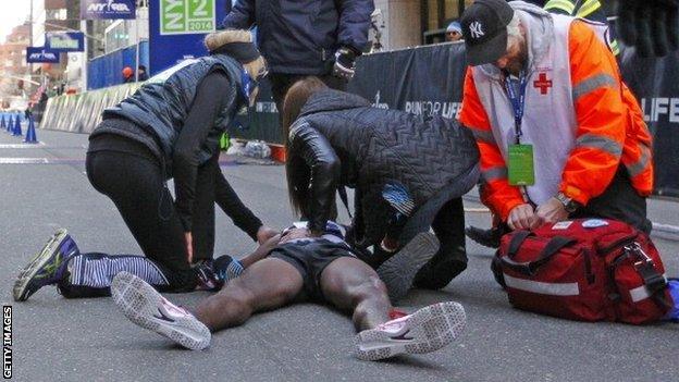 Mo Farah collapses