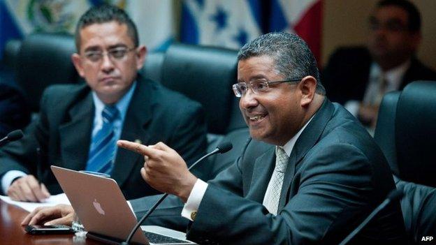 Francisco Flores (right) answers questions to the congress in San Salvador on 7 January, 2014,