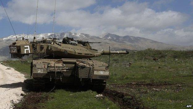 An Israeli army tank near the town of Majdal Shams in the occupied Golan Heights, with Mount Hermon in the background (19 March 2014)