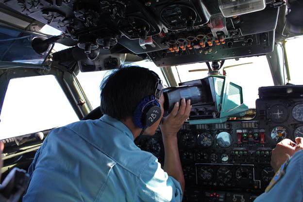 military personnel scanning the sea aboard a Vietnamese Air Force aircraft on 8 March