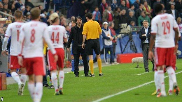 Referee Manuel Graefe leads the teams off the pitch