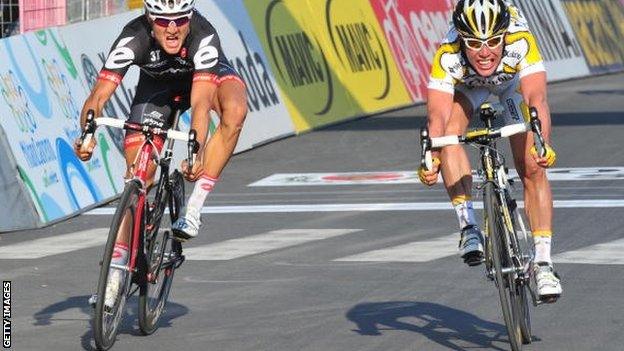 Mark Cavendish (right) won the Milan San Remo by the narrowest of margins in 2009