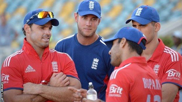 Stuart Broad (centre) with the England team