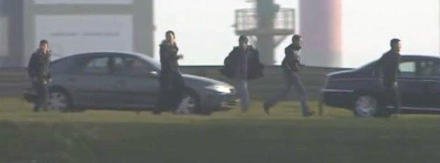 Men seen running for lorry in Calais