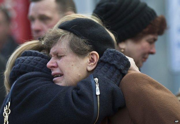 Relatives of Ukrainian soldier Sergey Kokurin grieve at his funeral in Simferopol, 22 March