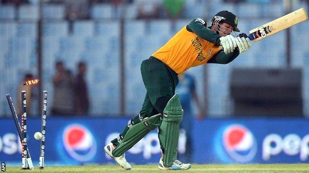 Quinton de Kock is bowled by Lasith Malinga