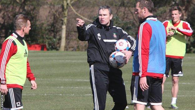 Kevin Wilkin (centre) with Dean Keates and David Artell