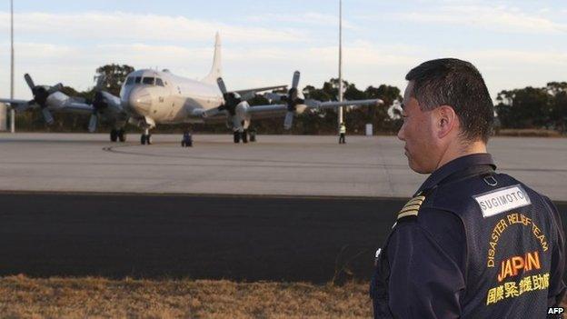 Japanese defence ministry employee looks at a Japanese air force P-3C Orion at RAAF Base Pearce (23 March 2014)