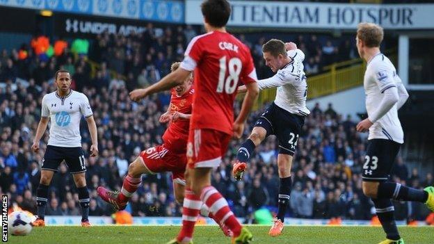 Gylfi Sigurdsson scores Tottenham's late winner