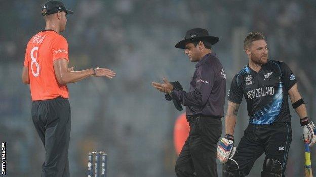 Stuart Broad speaks to umpire Aleem Dar