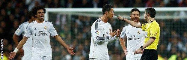 Cristiano Ronaldo complains to referee