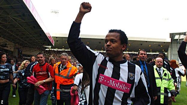 Robert Earnshaw celebrates West Brom's great escape in 2005