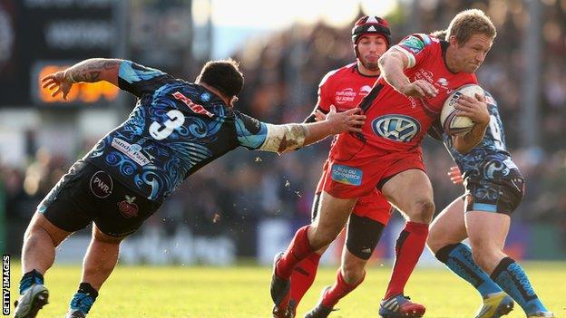 Jonny Wilkinson (centre) in action against Exeter Chiefs in the Heineken Cup