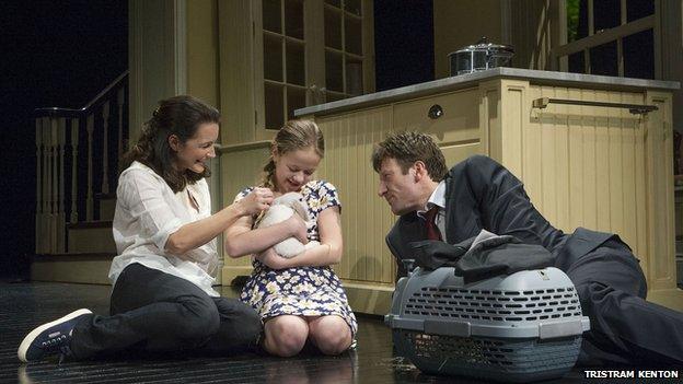 Kristin Davis (Beth), Holly Barrett (Ellen) and Mark Bazeley (Dan) with the ill-fated pet rabbit in Fatal Attraction