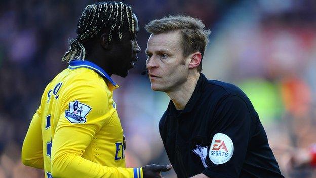 Bacary Sagna of Arsenal talks to referee Mike Jones