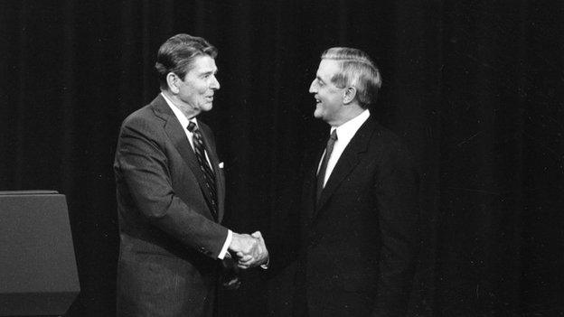 Ronald Reagan shakes hands with Walter Mondale