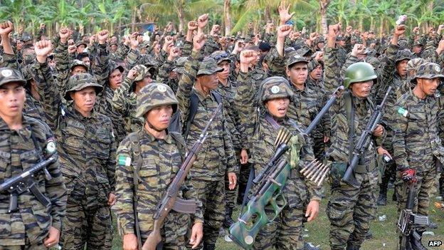 Moro Islamic Liberation Front (MILF) rebels in the town of Sultan Kudarat in southern island of Mindanao (27 March 2014)