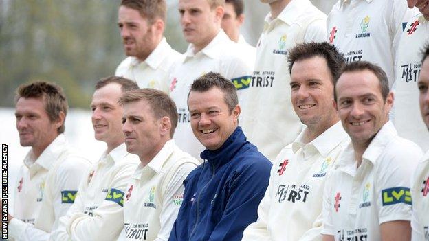 Toby Radford dressed in blue surrounded by his Glamorgan team in their whites