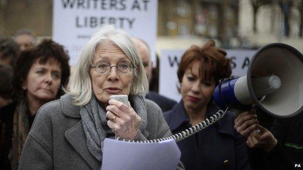 Vanessa Redgrave speaking at a Pentonville prison protest