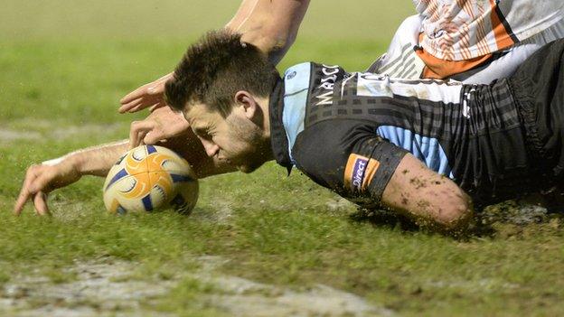 Tommy Seymour scores the try that put Glasgow Warriors ahead