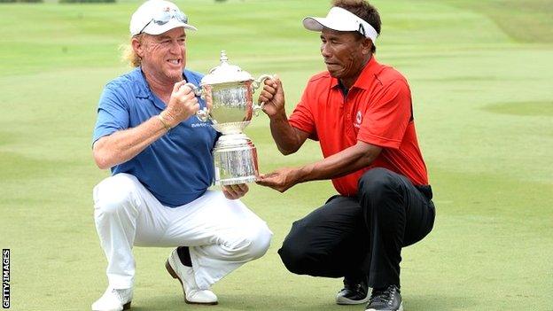 Europe captain Miguel Angel Jimenez shares the EurAsia Cup trophy with Asia skipper Thongchai Jaidee