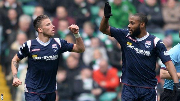 Ross County's Melvin De Leeuw (left) celebrates his goal with team mate Yoann Arquin