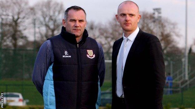 Opposing managers Glenn Ferguson and Peter Thompson