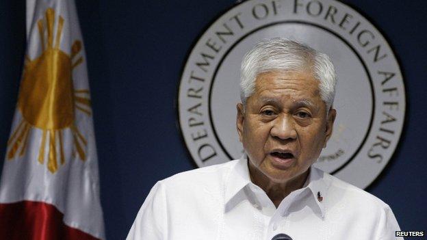 Philippine Foreign Secretary Albert del Rosario delivers a statement during a news conference in Manila, 30 March 2014