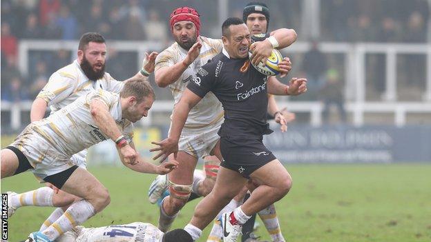 Newcastle Falcons centre Sinoti Sinoti holds off several Worcester Warriors players