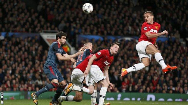 Nemanja Vidic heads home Manchester United's goal against Bayern Munich