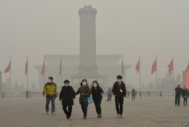 Chinese tourists wear facemasks on visit to Tiananmen Square (file photo Feb 2014)