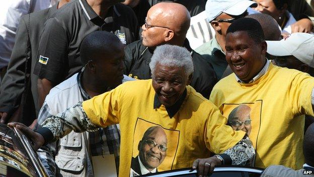 Nelson Mandela with Jacob Zuma behind him in Johannesburg on 19 April 2009