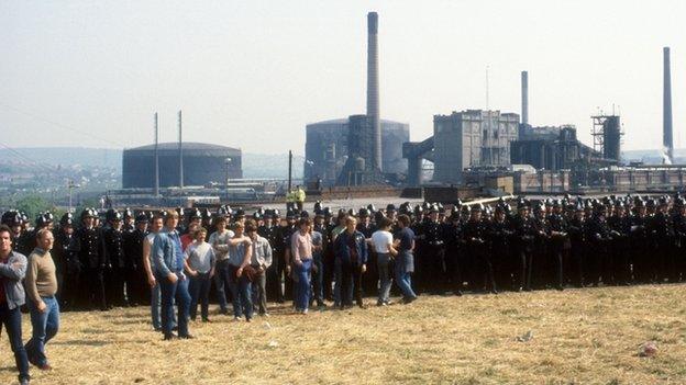 Pickets and policemen at Orgreave in 1984