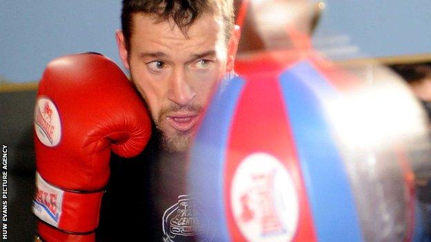 Enzo Maccarinelli working out with a punch ball