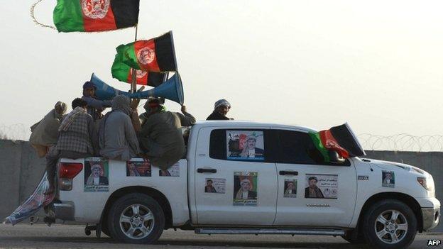 Supporters of presidential candidate Shafiq Gul Agha Sherzai take part during an election campaign rally in Kandahar (2 April 2014)